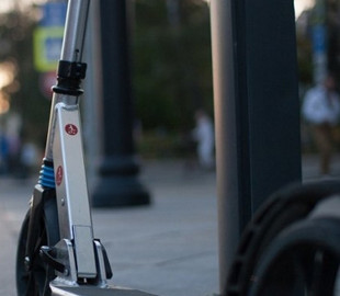 У Львові 22-річна дівчина на електросамокаті потрапила в ДТП з мікроавтобусом