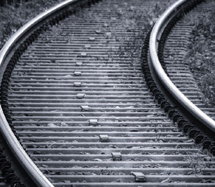 У Львівській області знайшли труп чоловіка на залізничних коліях