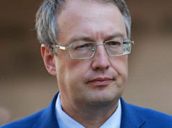 Шахраї намагалися обдурити дружину Геращенка