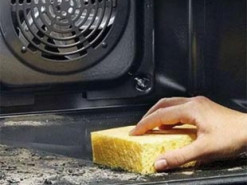 Как за несколько минут очистить дверцы духовки: в сети поделились лайфхаком