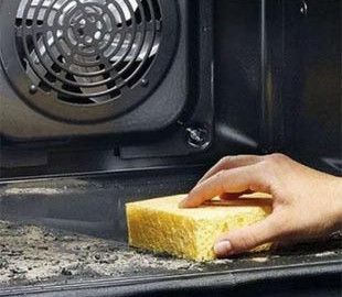 Как за несколько минут очистить дверцы духовки: в сети поделились лайфхаком