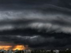 В Запорожье над небом зафиксировали необычное явление: фото поражают