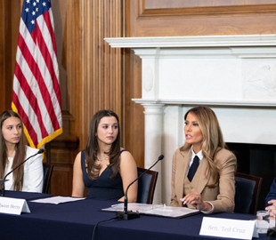 Меланія Трамп організувала круглий стіл щодо врегулювання законодавства поширення інтимних фото як помсти