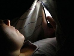 Смартфоны Apple перестанут слепить в темноте