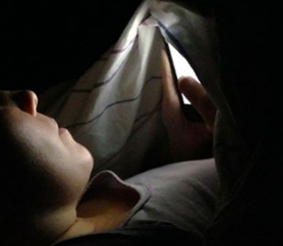 Смартфоны Apple перестанут слепить в темноте