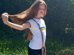 На Івано-Франківщині дівчинка продала своє волосся та пожертвувала гроші на ЗСУ. ФОТО