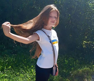 На Івано-Франківщині дівчинка продала своє волосся та пожертвувала гроші на ЗСУ. ФОТО