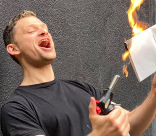 Дубилет сжег книгу жалоб и призвал бизнес присоединиться к флешмобу