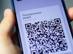 Сдал сам себя: украинец купил права и пожаловался в полицию, что их нет в "Дие"