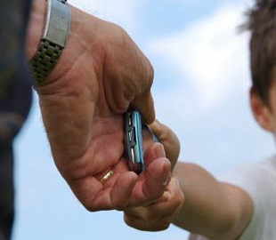 На запорожском курорте у подростков на пляже украли мобильные телефоны