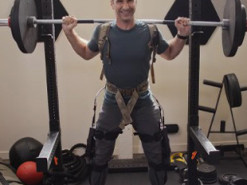 Экзоскелет ощутимо увеличил физические возможности человека