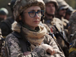 Міноборони та волонтери працюють над створенням військової форми для жінок — ВВС