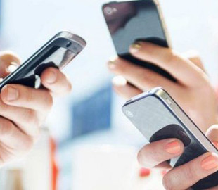 В Японии школьникам разрешили пользоваться мобильными телефонами