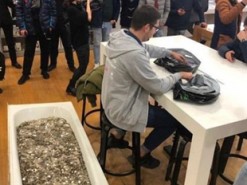 Россиянин купил новый iPhone за ванну монет