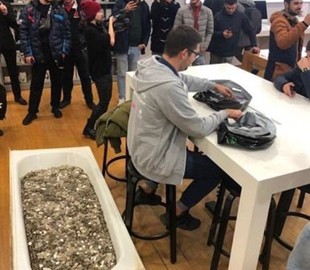Россиянин купил новый iPhone за ванну монет