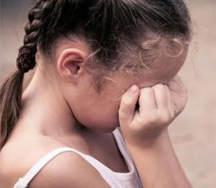 У Луцьку жінку підозрюють у виготовленні порноконтенту за участю 3-річної доньки