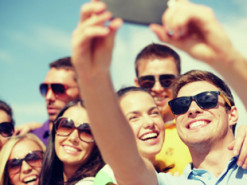 Девочка и ее отец притворились, будто делают фото. Всего один жест показал разницу поколений