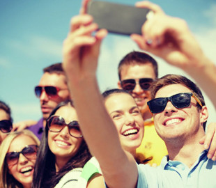 Девочка и ее отец притворились, будто делают фото. Всего один жест показал разницу поколений