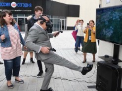 Погрузился в виртуальную реальность: в сети яркими фотожабами высмеяли топ-пропагандиста Путина