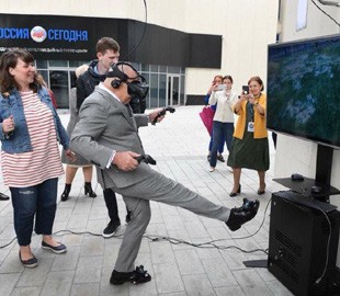 Погрузился в виртуальную реальность: в сети яркими фотожабами высмеяли топ-пропагандиста Путина