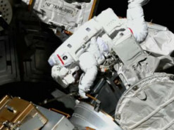 Астронавты NASA вышли в открытый космос, чтобы починить антенну МКС