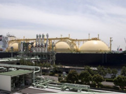 Слідом за нафтою Росія створює тіньовий флот для експорту скрапленого газу, - Bloomberg