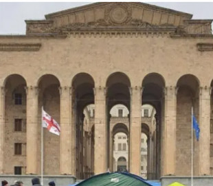 Макрон і Шольц дали оцінку закону про іноагентів в Грузії та його наслідки