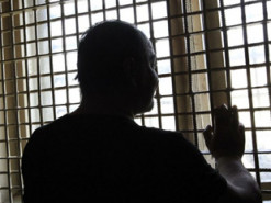 В Днепре заключенный из тюрьмы “продавал” дрова: обмануты сотни людей