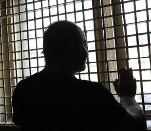 В Днепре заключенный из тюрьмы “продавал” дрова: обмануты сотни людей