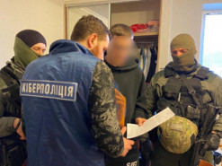 Кіберполіція викрила киянина у спустошенні банківських карток іноземців