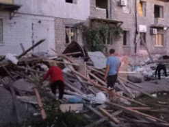 У Маріуполі люди готуються до опалювального сезону, збираючи деревину на завалах. Фото