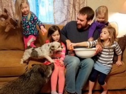 Отец прославился в Twitter репликами маленьких дочерей