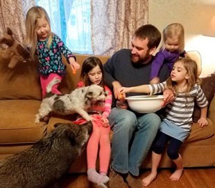 Отец прославился в Twitter репликами маленьких дочерей