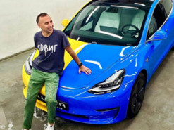 В Одесі помітили унікальну Tesla-бандеромобіль