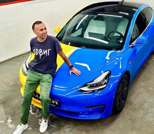 В Одесі помітили унікальну Tesla-бандеромобіль