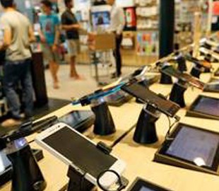 Мировые поставки смартфонов упали на 3%