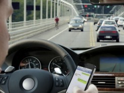 Исследование: пользователи смартфонов за рулем опаснее пьяных водителей