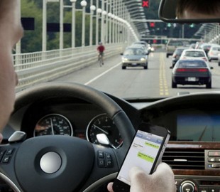 Исследование: пользователи смартфонов за рулем опаснее пьяных водителей