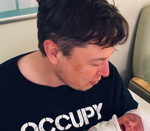 Илон Маск показал крошечного сына на видео