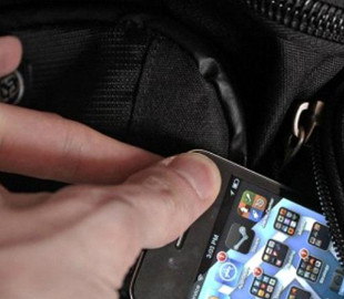 Поліцейські довели провину жінки у викраденні телефону в підлітка