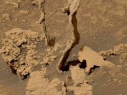 Марсоход Curiosity обнаружил на Красной планете необычные "столбы"