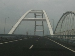 Соцсети потешаются над безлюдным Крымским мостом