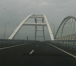 Соцсети потешаются над безлюдным Крымским мостом