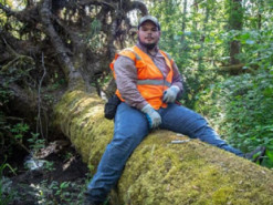 Американец поставил в лесу фотоловушку и сделал смешные снимки: в кадр попали коммунальщик-модель и рысь