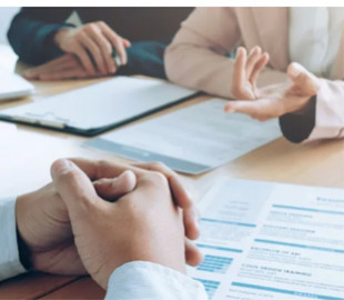 Їм скорочення не загрожує: названо 10 професій, які залишаться затребуваними попри штучний інтелект