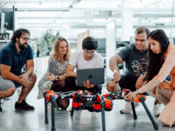 Facebook показал своего первого робота