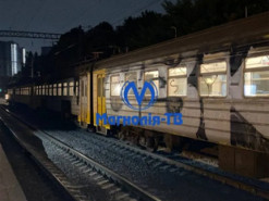 В Киеве электричка сбила мужчину, который сидел на путях и говорил по телефону