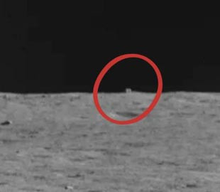 Ученые рассказали, когда китайский луноход доедет до таинственного «домика» на горизонте