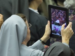 Ватикан ограничил посещение Twitter монахиням