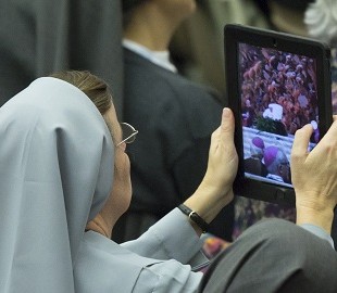 Ватикан ограничил посещение Twitter монахиням